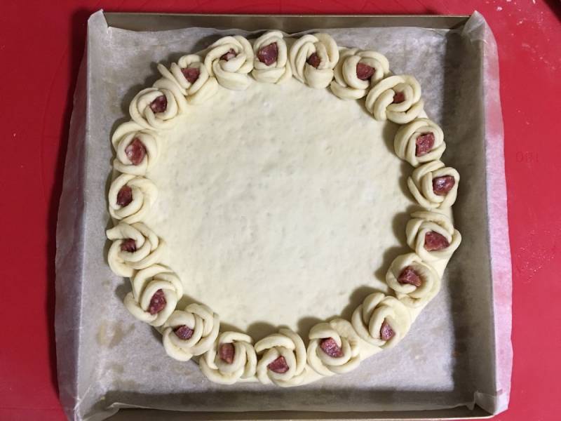 Step-by-step Instructions for Making Rose Sausage Pizza