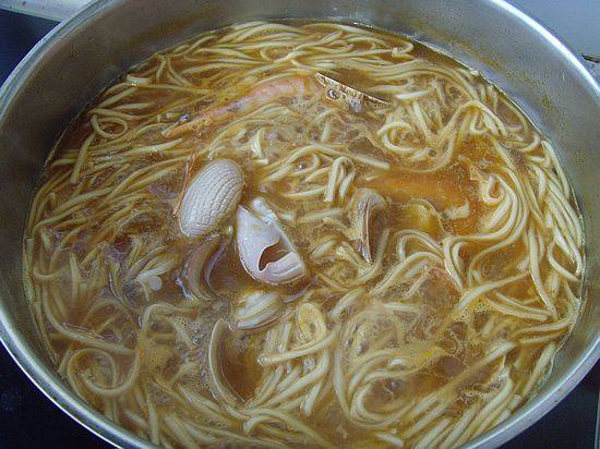 Steps for Making Thai Seafood Noodles