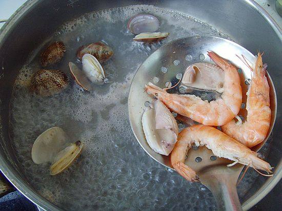 Steps for Making Thai Seafood Noodles