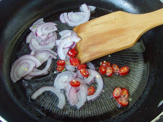 Steps for Making Thai Seafood Noodles