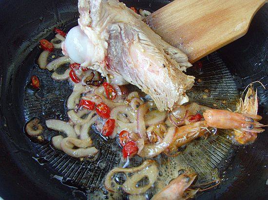 Steps for Making Thai Seafood Noodles