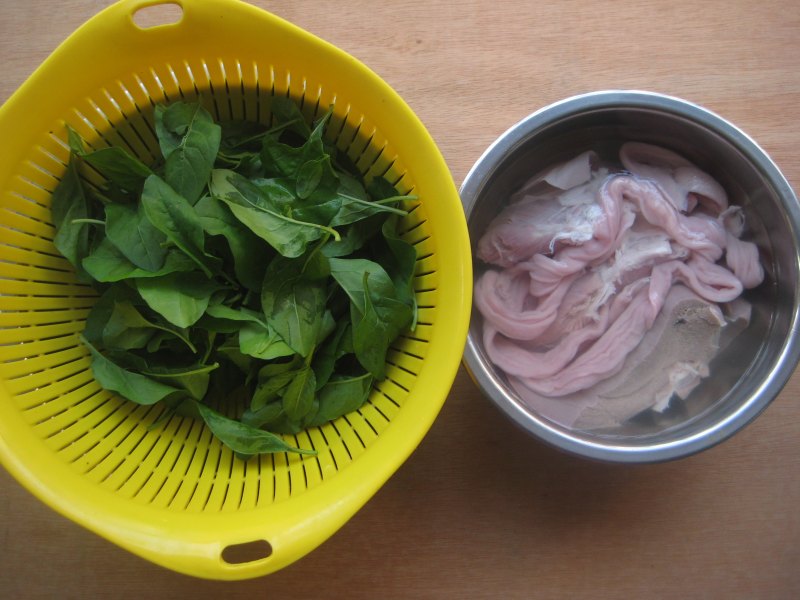 Goji Leaf and Pork Offal Soup Cooking Steps