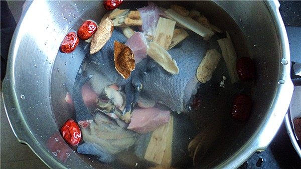 Steps for Cooking Ginseng, Huai Shan and Bamboo Chicken Soup