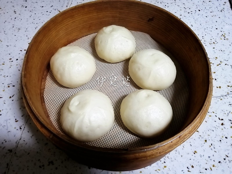 Steps for Making Walnut and Black Sesame Sugar Bun