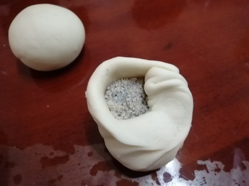 Steps for Making Walnut and Black Sesame Sugar Bun