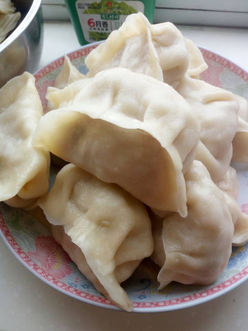 Steps for Cooking Sour Cabbage and Pork Oil Steamed Dumplings