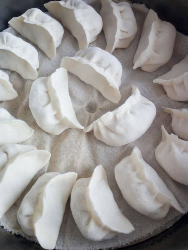 Steps for Cooking Sour Cabbage and Pork Oil Steamed Dumplings