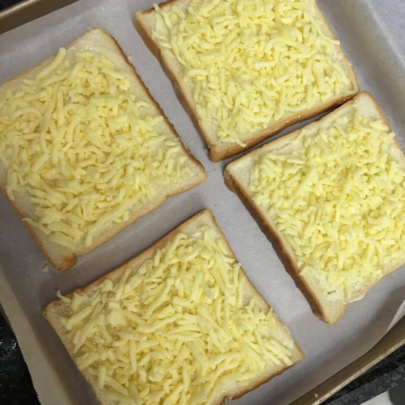 Steps for Making Caramel Cheese Toast Slices