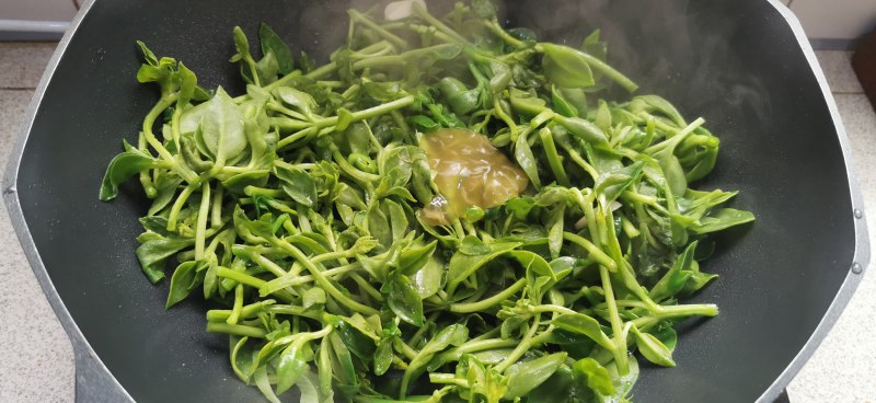 Detailed Steps for Stir-fried Field Seven Seedlings