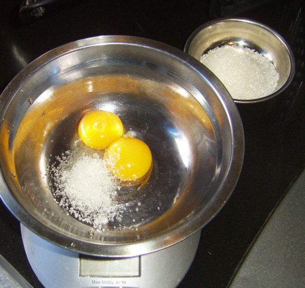 Steps for Making Egg Yolk Pie