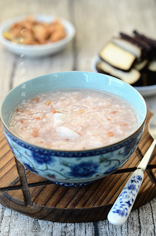 Steps for Making Red Rice Lily Porridge