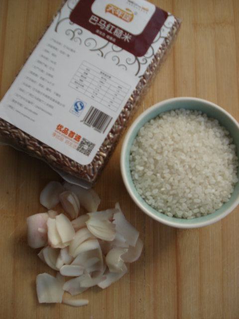 Steps for Making Red Rice Lily Porridge