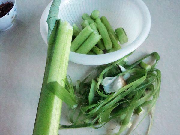 Detailed Steps for Stir-fried Taro Stems with Pickled Vegetables