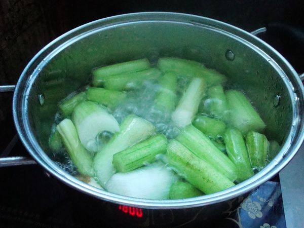 Detailed Steps for Stir-fried Taro Stems with Pickled Vegetables