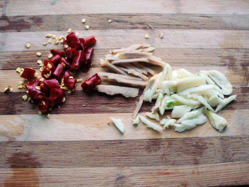 Detailed Steps for Stir-fried Taro Stems with Pickled Vegetables