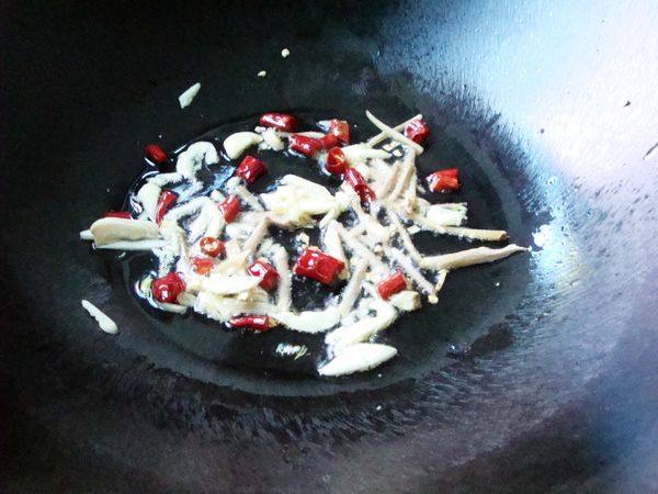 Detailed Steps for Stir-fried Taro Stems with Pickled Vegetables