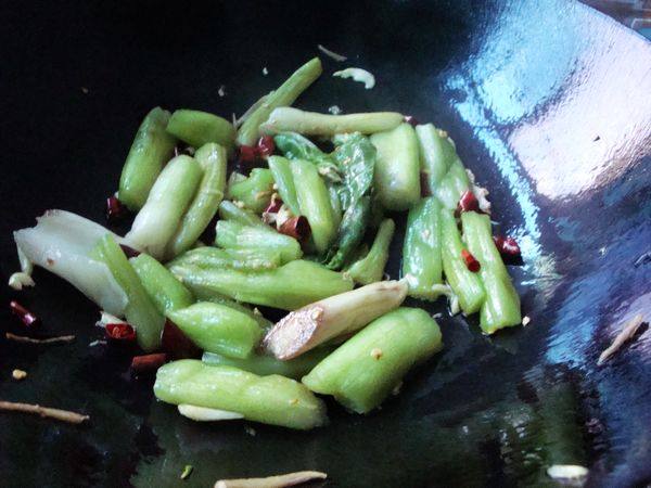 Detailed Steps for Stir-fried Taro Stems with Pickled Vegetables