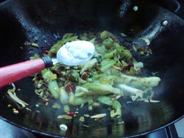 Detailed Steps for Stir-fried Taro Stems with Pickled Vegetables