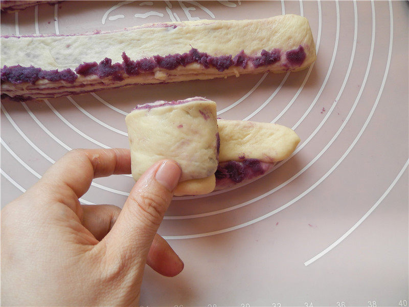 Steps for Making Purple Sweet Potato Rose Bread