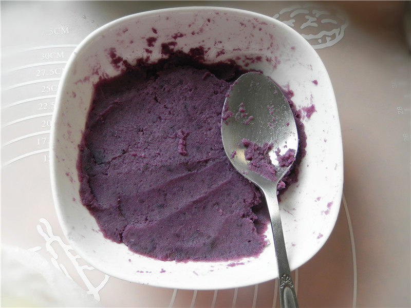 Steps for Making Purple Sweet Potato Rose Bread