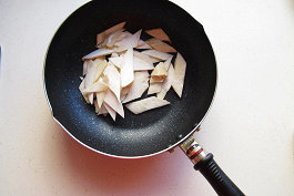 Healthier with Less Oil: Stir-Fried King Oyster Mushrooms with Preserved Garlic Cooking Steps