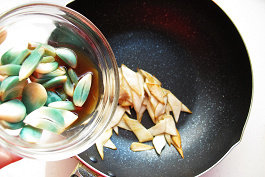 Healthier with Less Oil: Stir-Fried King Oyster Mushrooms with Preserved Garlic Cooking Steps