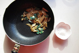 Healthier with Less Oil: Stir-Fried King Oyster Mushrooms with Preserved Garlic Cooking Steps