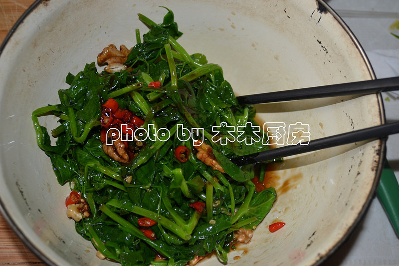 Steps for Cooking Pea Shoots with Walnuts