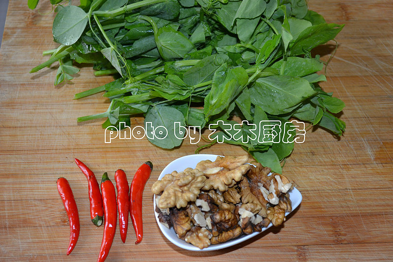 Steps for Cooking Pea Shoots with Walnuts