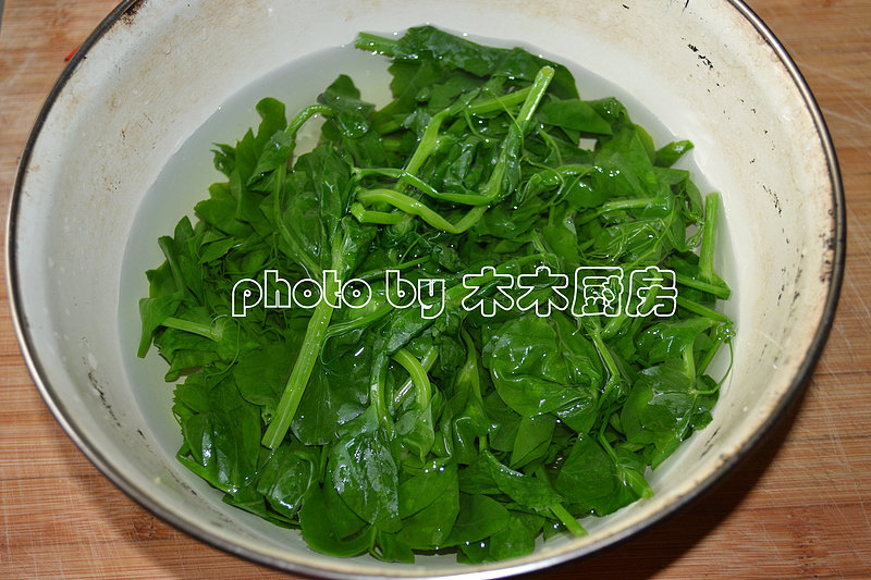 Steps for Cooking Pea Shoots with Walnuts