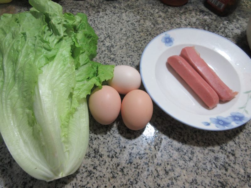 Steps for Cooking Sautéed Lettuce with Sausage and Eggs