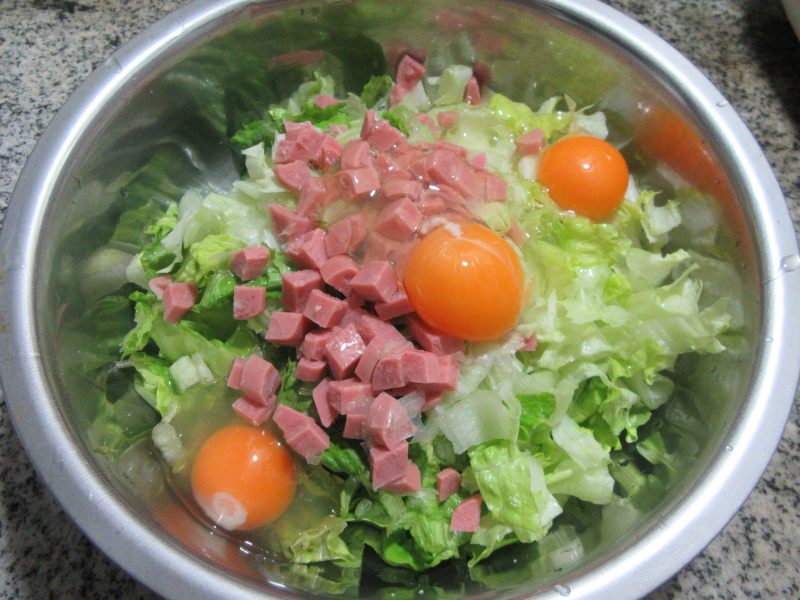 Steps for Cooking Sautéed Lettuce with Sausage and Eggs