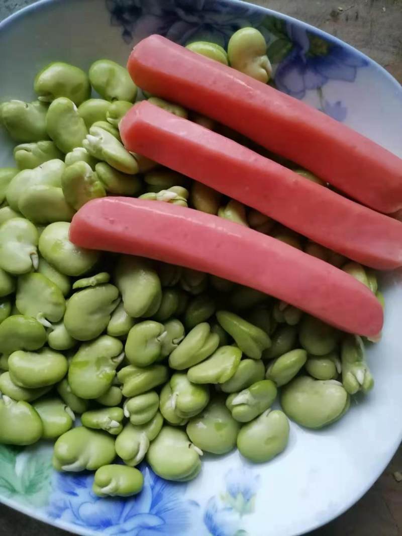 Step-by-Step Guide to Cooking Sautéed Broad Beans with Hot Dogs