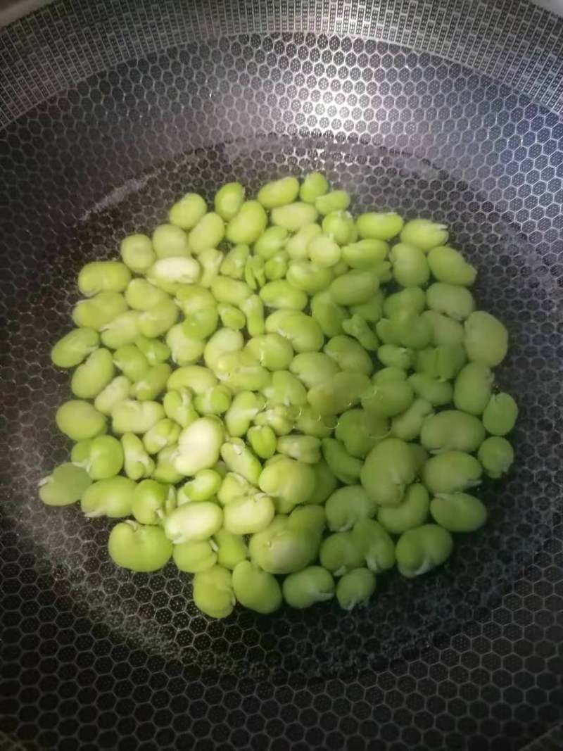 Step-by-Step Guide to Cooking Sautéed Broad Beans with Hot Dogs