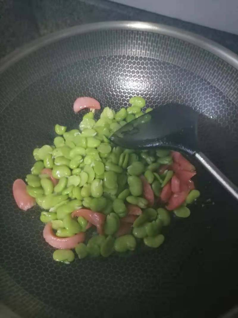 Step-by-Step Guide to Cooking Sautéed Broad Beans with Hot Dogs