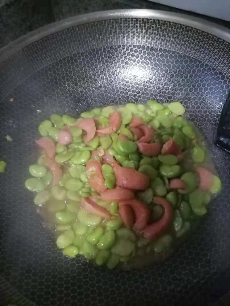 Step-by-Step Guide to Cooking Sautéed Broad Beans with Hot Dogs