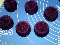 Step-by-Step Process of Making Taoshan Purple Sweet Potato Cherry Mooncake