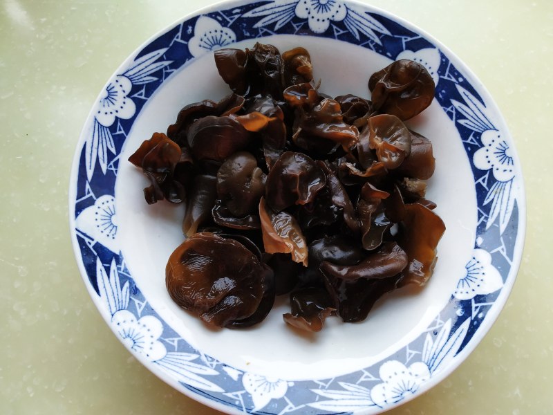 Steps for Making Chinese Black Fungus with Aged Vinegar