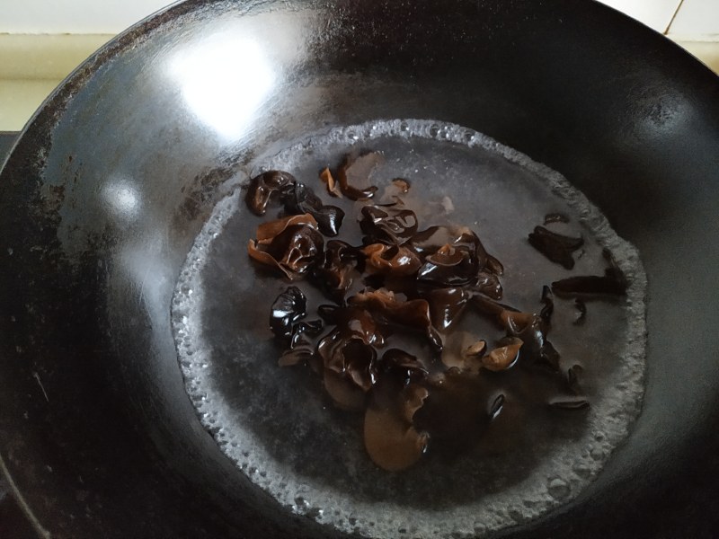 Steps for Making Chinese Black Fungus with Aged Vinegar