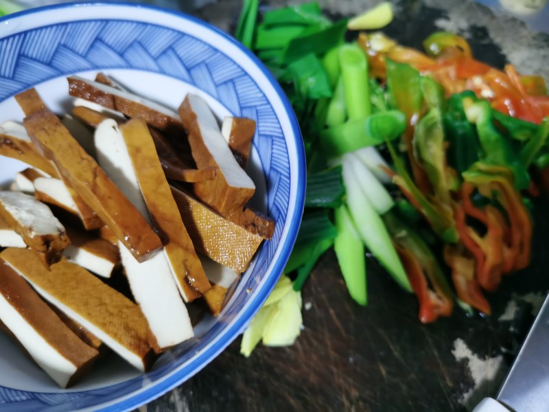 Steps for making Spicy Garlic Chives Stir-fried Dried Tofu