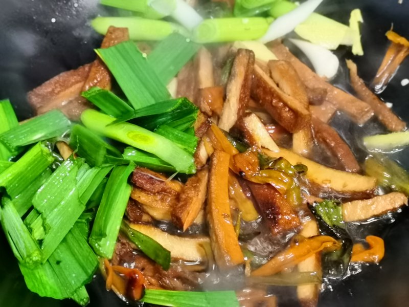 Steps for making Spicy Garlic Chives Stir-fried Dried Tofu