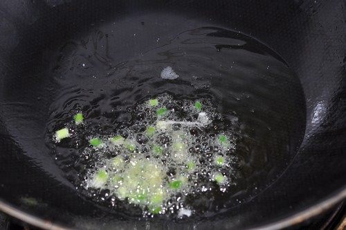 Steps for Making Shrimp and Vermicelli Clay Pot