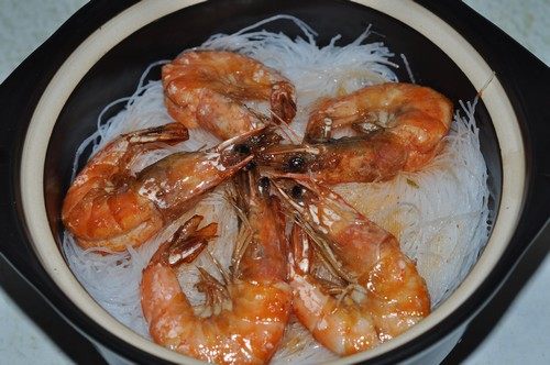 Steps for Making Shrimp and Vermicelli Clay Pot