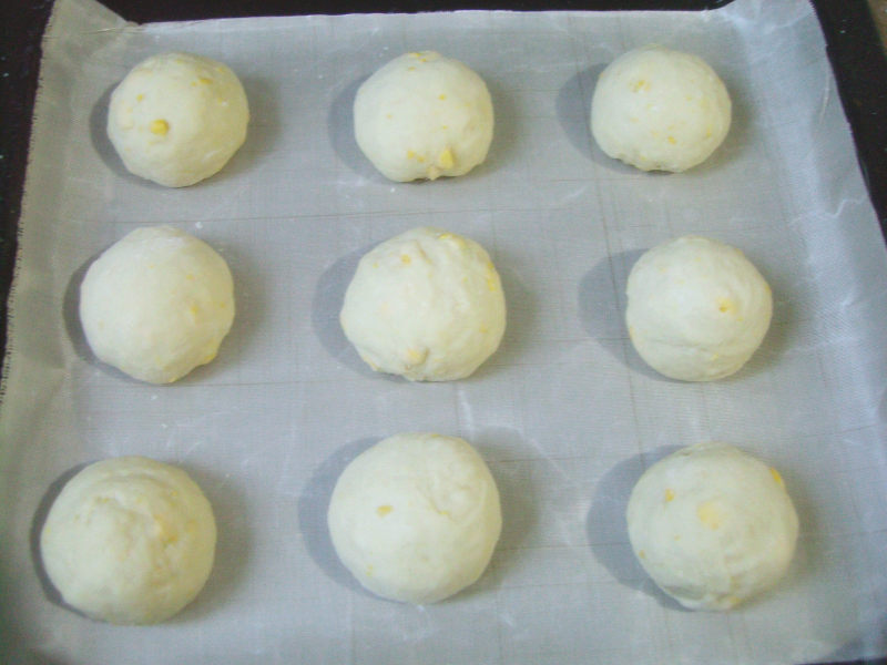 Steps for Making Corn Bread Rolls with Milk Flavor