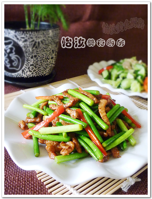 【Yiru's Quick Stir-Fry】5-Minute Home-Cooked Dish - Stir-Fried Pork with Garlic Scapes