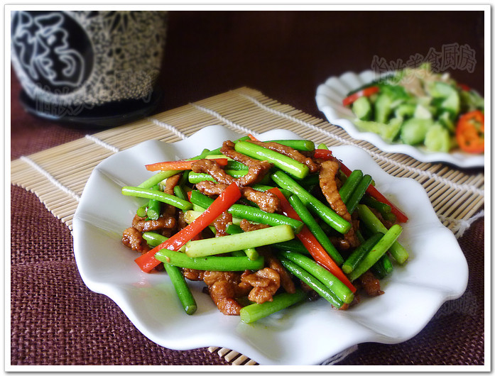 【Yiru's Quick Stir-Fry】5-Minute Home-Cooked Dish - Stir-Fried Pork with Garlic Scapes Cooking Steps