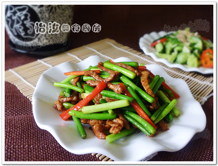 【Yiru's Quick Stir-Fry】5-Minute Home-Cooked Dish - Stir-Fried Pork with Garlic Scapes