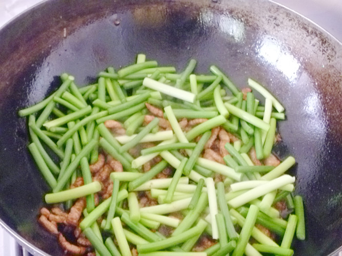 【Yiru's Quick Stir-Fry】5-Minute Home-Cooked Dish - Stir-Fried Pork with Garlic Scapes Cooking Steps