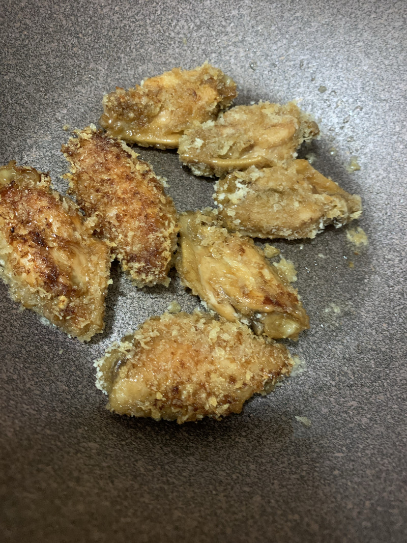 Steps for Making Salted Egg Yolk Chicken Wings