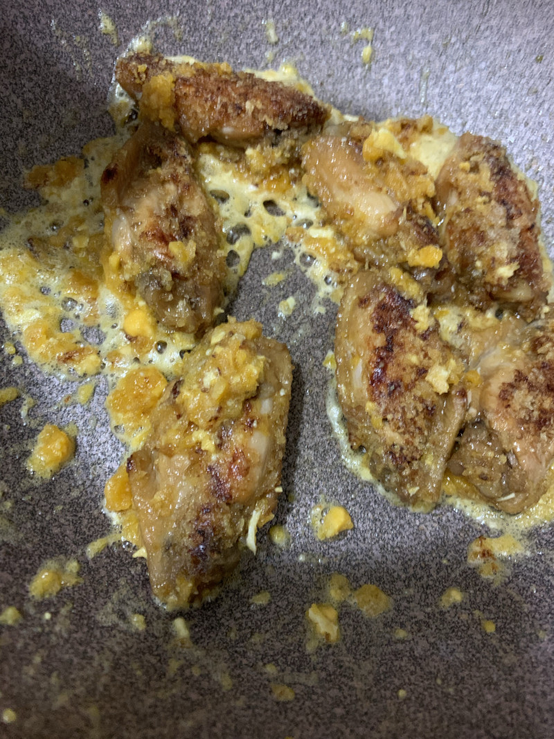 Steps for Making Salted Egg Yolk Chicken Wings